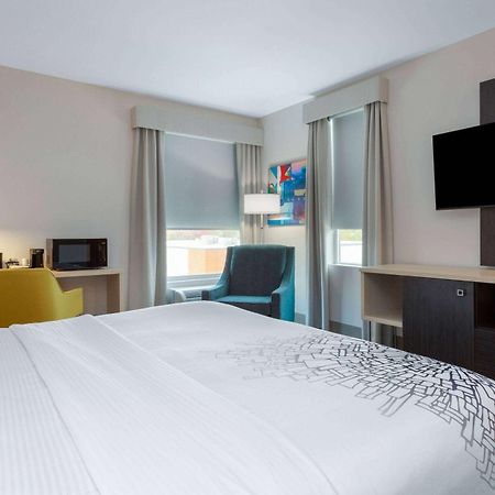 La Quinta Inn & Suites By Wyndham Shorewood Kültér fotó