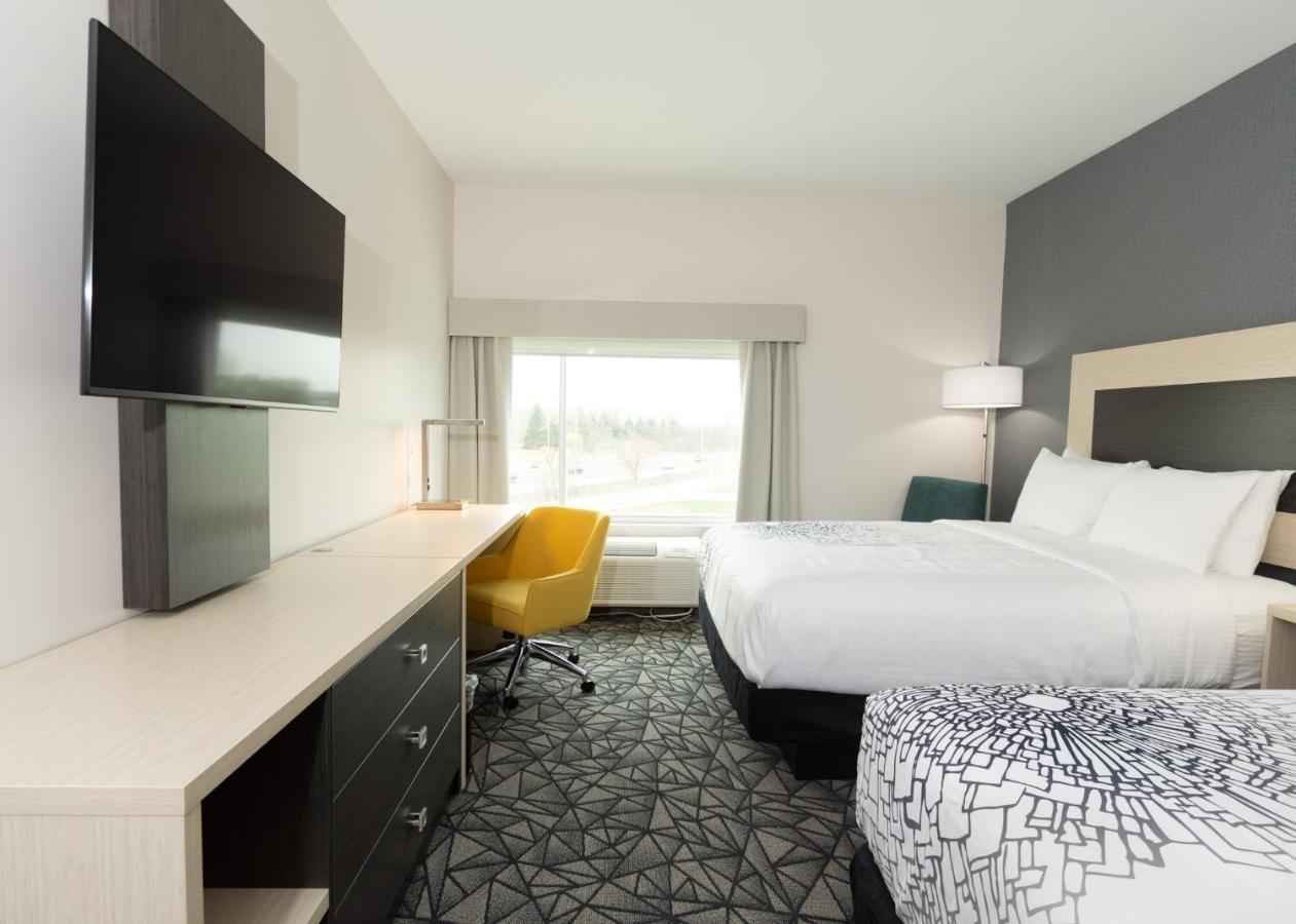La Quinta Inn & Suites By Wyndham Shorewood Kültér fotó