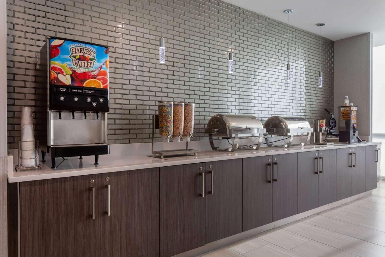 La Quinta Inn & Suites By Wyndham Shorewood Kültér fotó