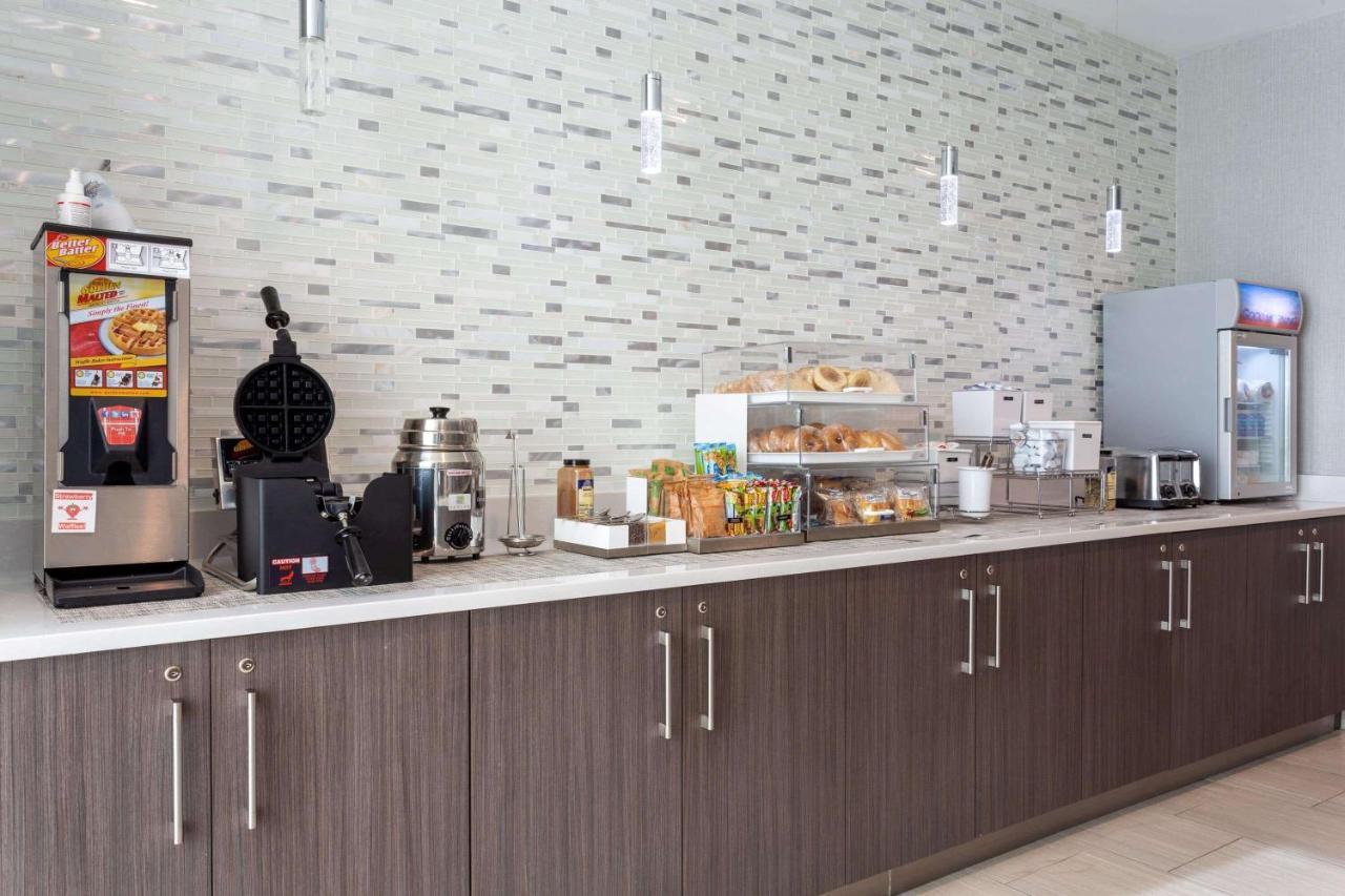 La Quinta Inn & Suites By Wyndham Shorewood Kültér fotó