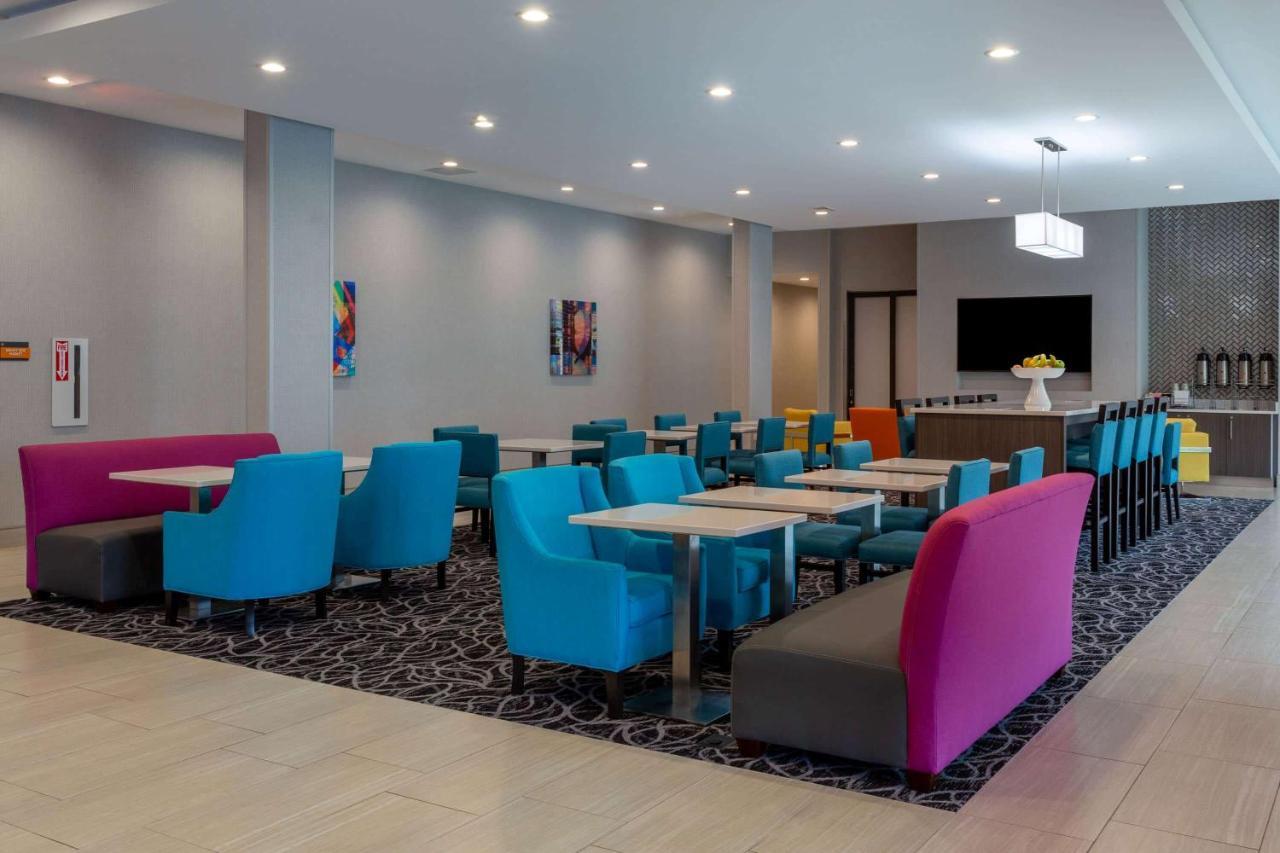 La Quinta Inn & Suites By Wyndham Shorewood Kültér fotó