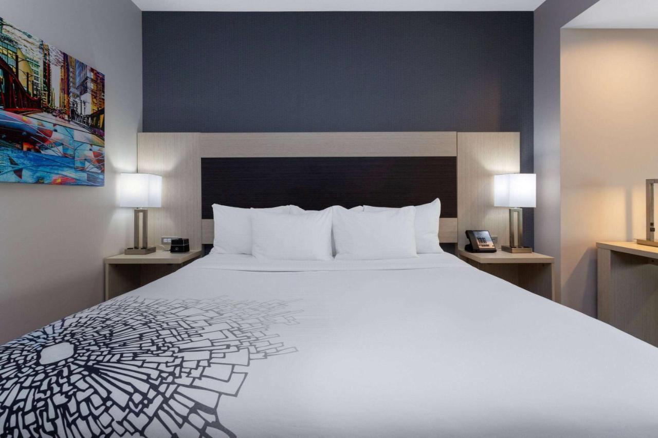 La Quinta Inn & Suites By Wyndham Shorewood Kültér fotó