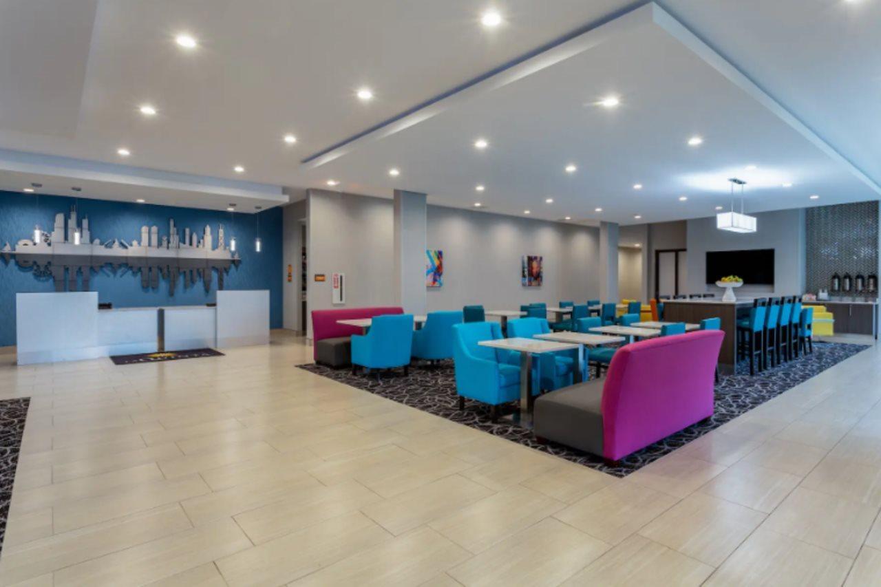 La Quinta Inn & Suites By Wyndham Shorewood Kültér fotó