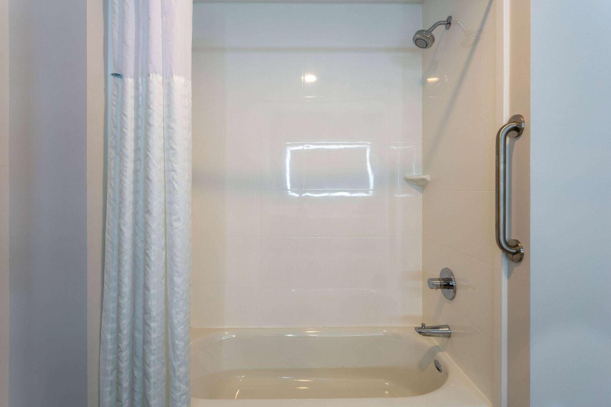 La Quinta Inn & Suites By Wyndham Shorewood Kültér fotó