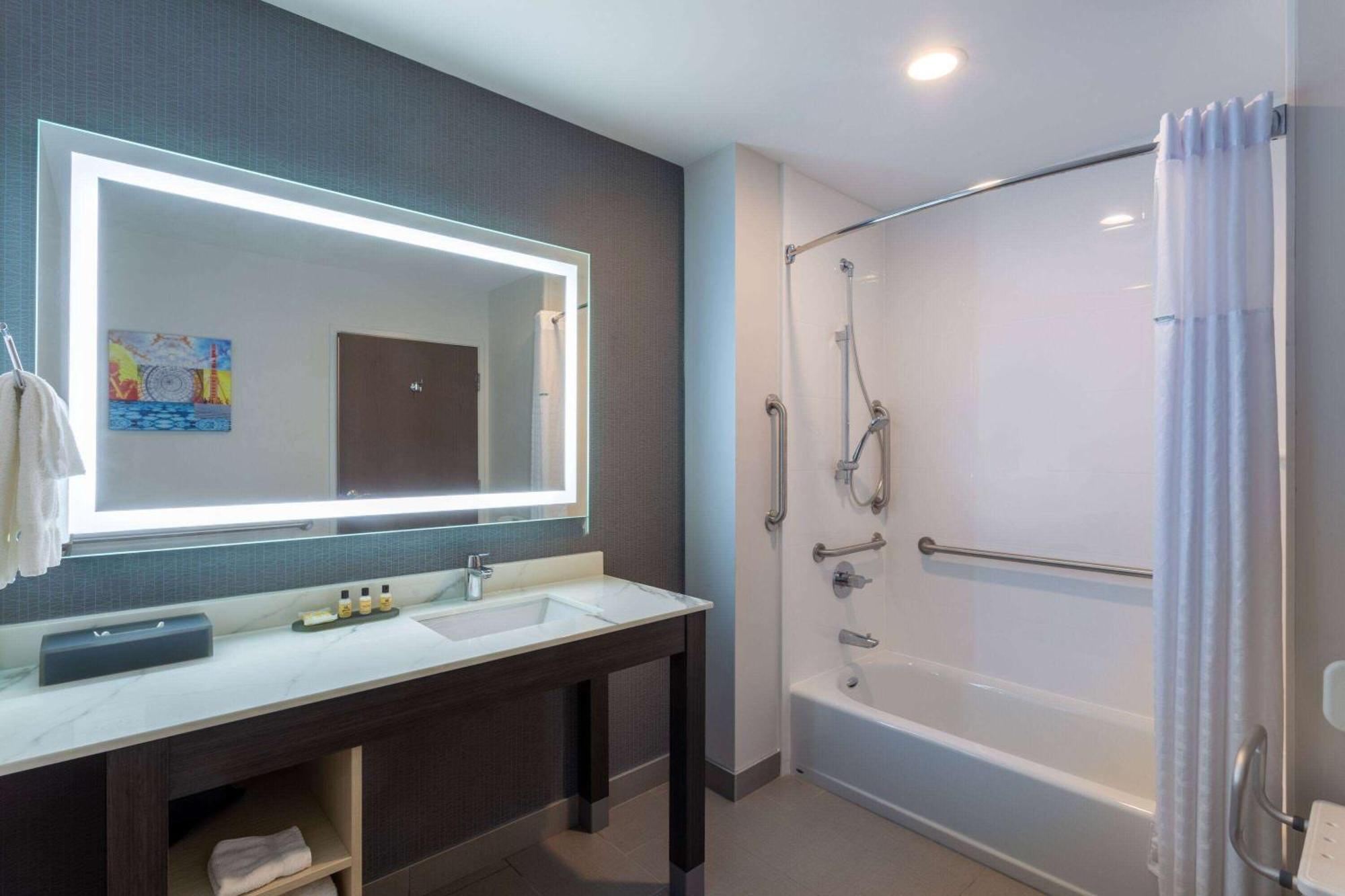 La Quinta Inn & Suites By Wyndham Shorewood Kültér fotó