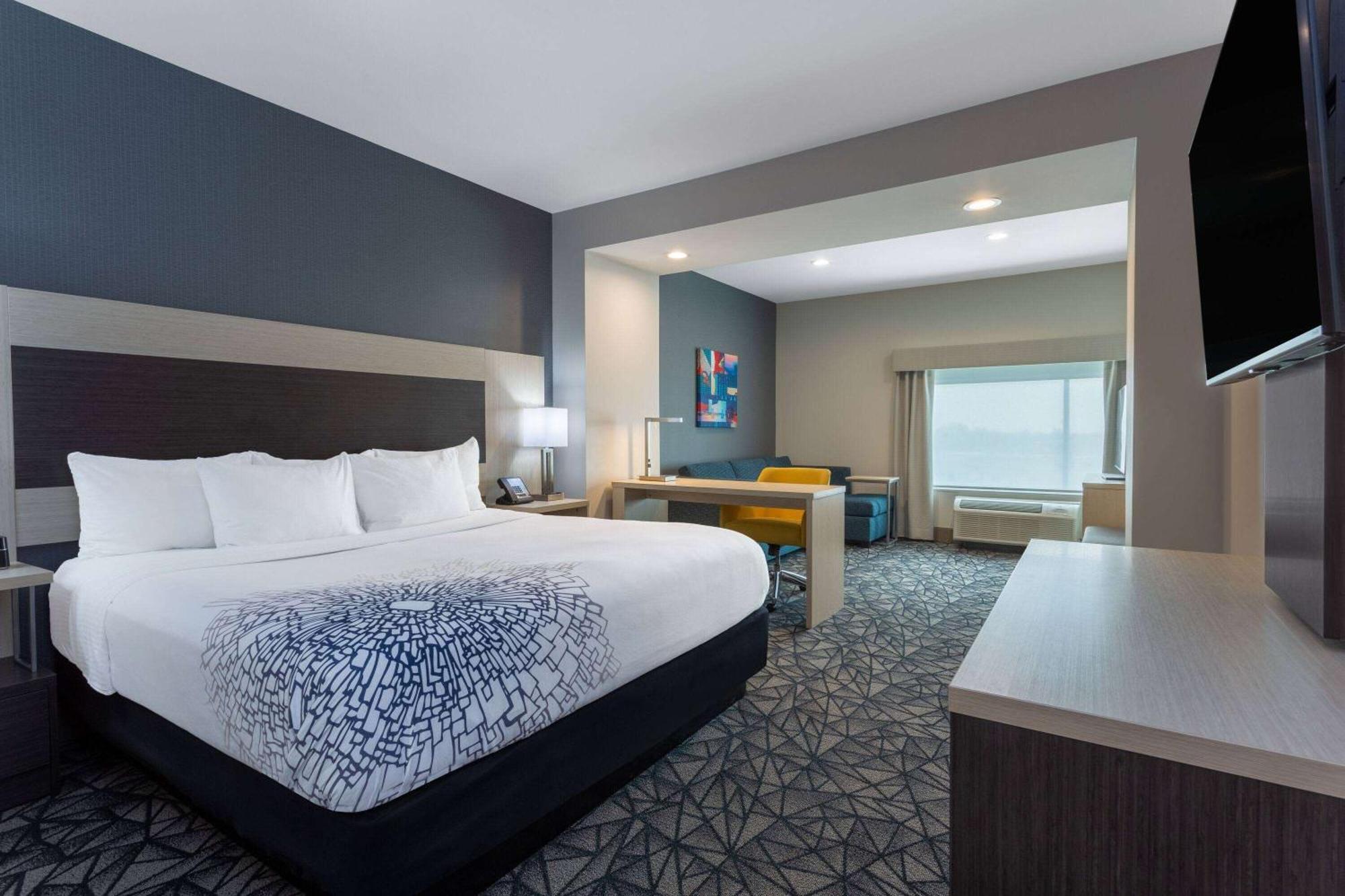 La Quinta Inn & Suites By Wyndham Shorewood Kültér fotó
