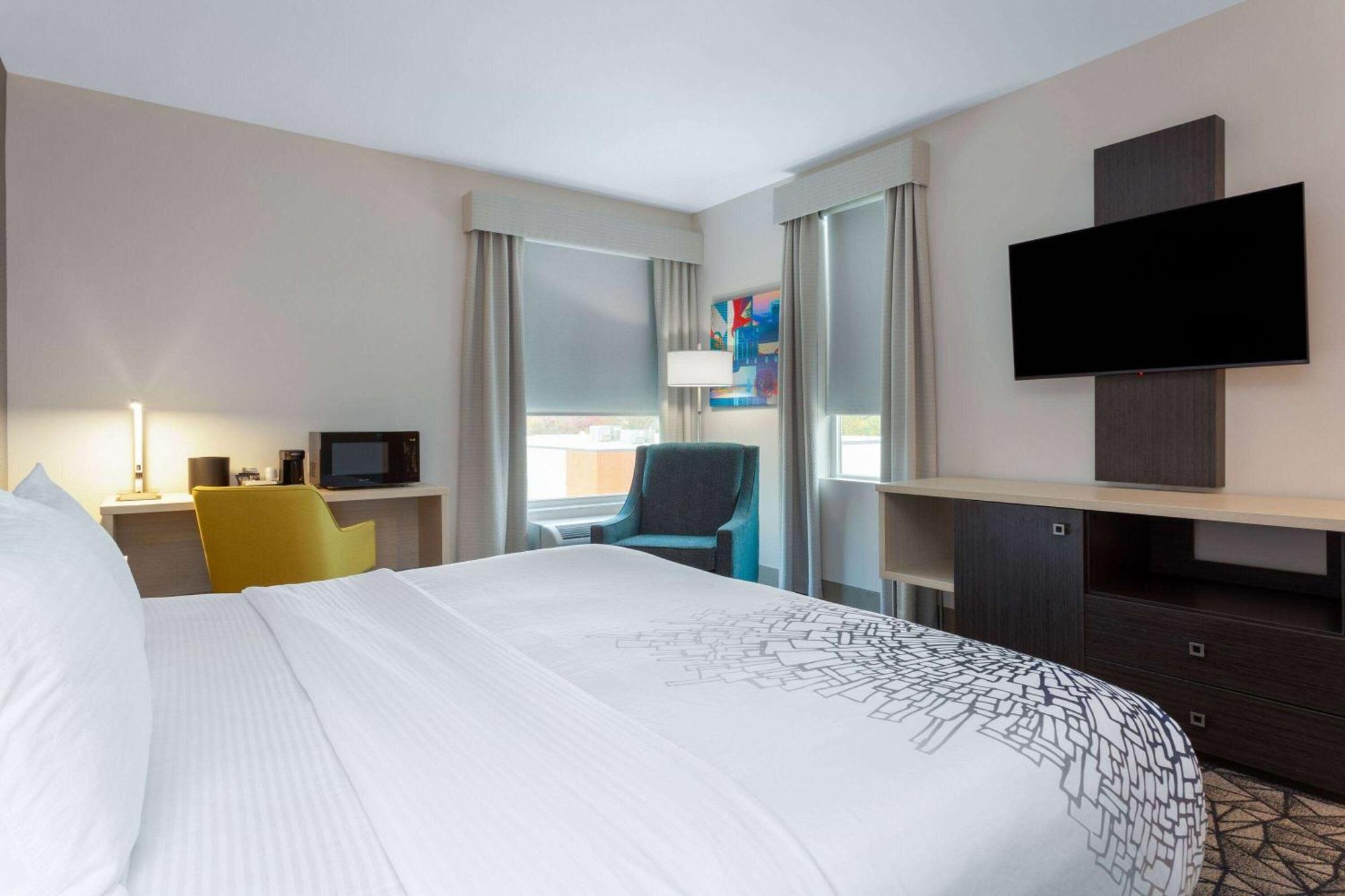La Quinta Inn & Suites By Wyndham Shorewood Kültér fotó