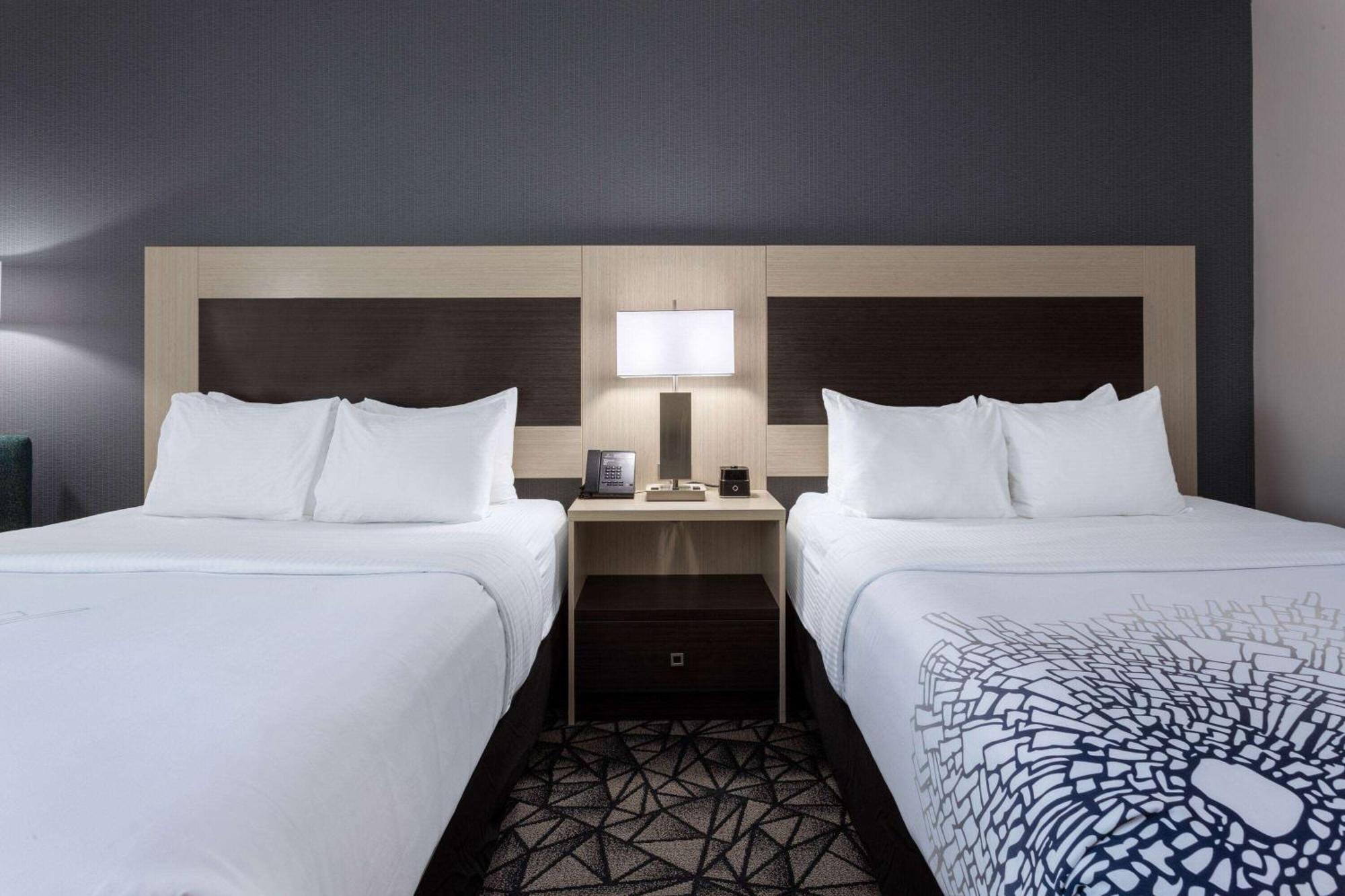 La Quinta Inn & Suites By Wyndham Shorewood Kültér fotó
