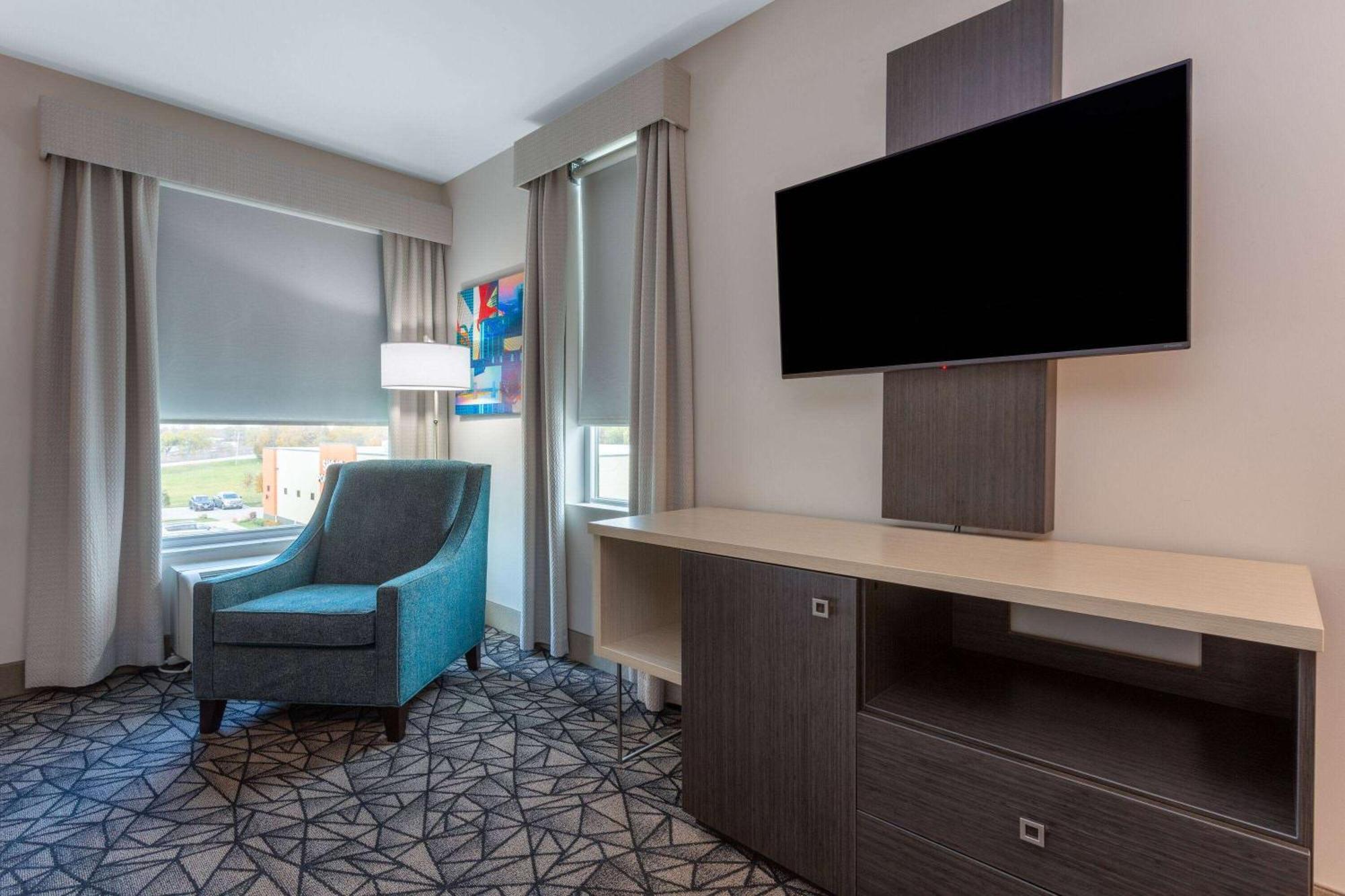 La Quinta Inn & Suites By Wyndham Shorewood Kültér fotó