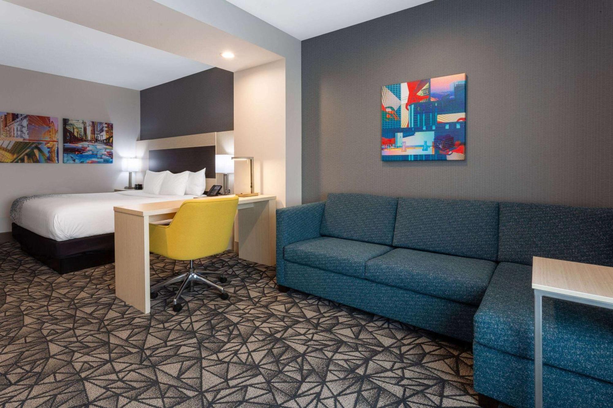 La Quinta Inn & Suites By Wyndham Shorewood Kültér fotó